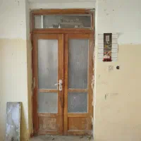 تعدادی درب و پنجره آهنی و چوبی|مصالح و تجهیزات ساختمان|بروجن, |دیوار