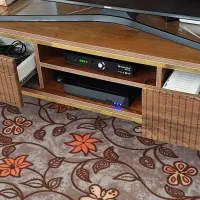 میز تلویزیون تمیز و در حد نو