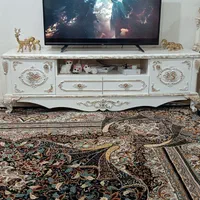 ساعت مچی زنانه و میز تلویزیون