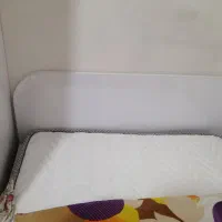 یک عدد تخت وکمدپیچ به دیوارشده رنگ سفید  نو و سالم