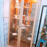 ویترین یا بوفه ۵ طبقه شیشه ای جنس mdf در حد نو