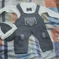 تعدادی لباس و کلاه نوزاد