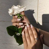 نیازمند مدل کاشت ناخن فقد هزینه متریال