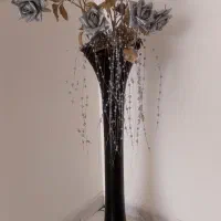 گلدان قدبلند کنارسالنی،همراه گلهای رز