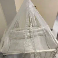 تخت نوزاد کنار مادر  دارای گهواره و پشه بند