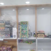ویترین مغازه یا کتابخانه