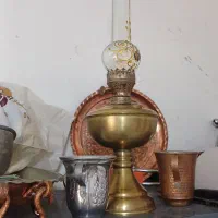 یک عدد چراغ نفتی قدیمی سالم
