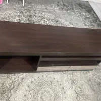 میز تلویزیون چوبی قهوهی دارای دو کشو|میز تلویزیون|رشت, منظریه|دیوار