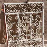 پنجره آهنی فرفوژه دار تمیز