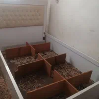 تخت یک ونیم نفره سالم میز تلویزیون هم سالمه