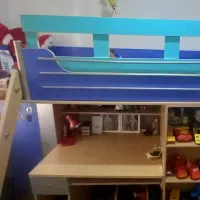 میز‌ تحریر  و  تخت‌ وبوفه‌ جوان