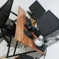 میز مدرن پایه فلزی آک به همراه صندلی چرخدار استوک