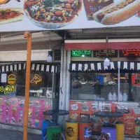 یک نفر فروشنده خانم و یک نفر آقاجوان