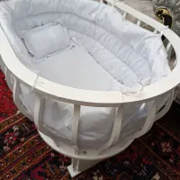 تخت نوزاد کنار مادر