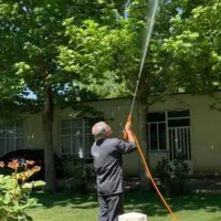 سم پاشی باغبانی کارگری