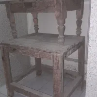 میز های چوبی قدیمی،کرسی و تحریر.