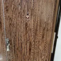 یه درب ورودی‌ دوتیکه و5عدرب اتاق ویک چارچوب توری