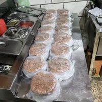 همبرگر دستی ۱۰۰ درصد گوشت