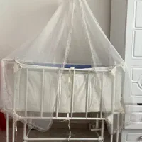 تخت کنار مادر و گهواره