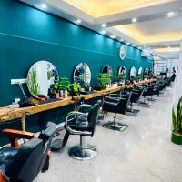 استخدام ارایشگر و دستیار