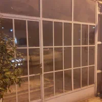 در ورودی مغازه آهنی