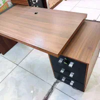 میز مدیریت با اندازه متوسط.