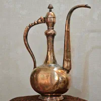 آفتابه لگن مسی یزدی کهنه قاجاری|کلکسیون اشیاء عتیقه|اصفهان, باغ فدک|دیوار