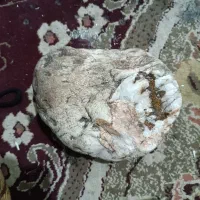 سنگ سفید خیلی جالب با رگه دار