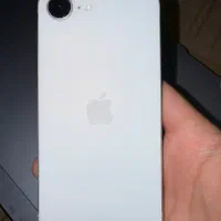 آیفون ۱۶e سفید