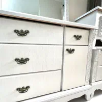 ایینه و میز ارایش سفید