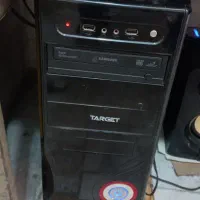 کامپیوتر با میز و اسپیکر
