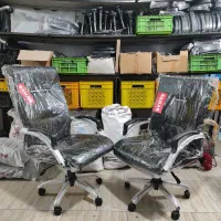 صندلی کارمندی صندلی مدیریتی ، گردان و کامپیوتر