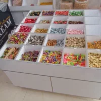 ویترین شکلات فروشگاهی