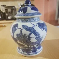 جار چینی آبی‌وسفید درب‌دار