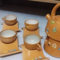 قوری وارمردار و شش فنجان و نعلبکی