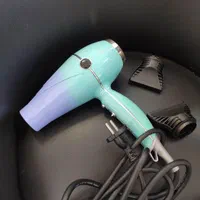 سشوارواتو یک میز کوچک ودستگاه وکس