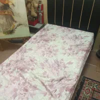 یک تخت یک نفره باکفی تخت وتشک