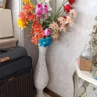 گلدان همراه با گل های مصنوعی