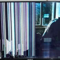 تلویزیون ۴۳ پنل شکسته