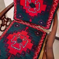 یک جفت فرش پشم دستبافت ۵۰ در ۵۰ روی صندلی