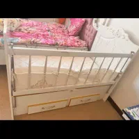 تخت کودک کنار مادر