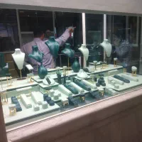 طراحی و اجرای انواع ویترین طلاو جواهر فروشی|فروشگاه و مغازه|باغستان, |دیوار