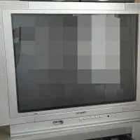 تلویزیون و میز تلویزیون و دستگاه گیرنده دیجیتال