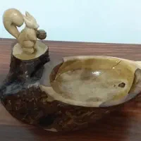 انواع مجسمه های چوبی و همچنین ظرف های چوبی