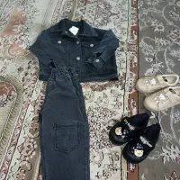 یک عدد بلوز شلوار لی ذغالی ست با کتانی مشکی