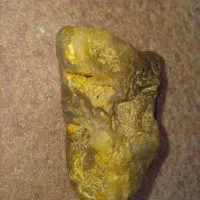 سنگ زیبا و مشکوک به شهاب سنگ