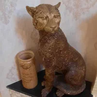 مجسمه پلنگ ژیپس و یک گلدان وان یکاد