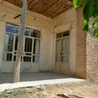 خانه-کلنگی-دارای-درخت-میوه