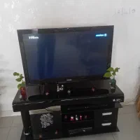 تلویزیون ۳۷ به همراه میز