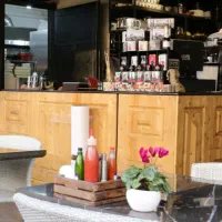 پوشش چوبی برای کانتر کافی شاپ همچنین مناسب دیوار